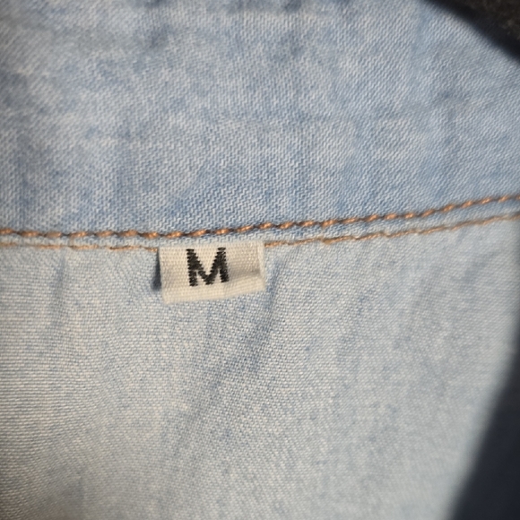 NWOT Womens Size M Medium Denim Blue Crop Top That Ties In Front - Picture 3 of 4